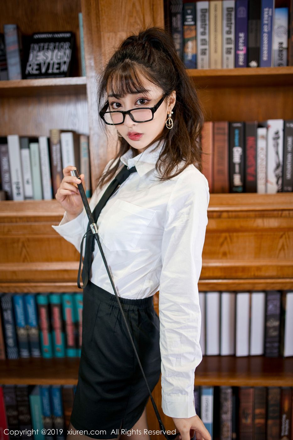 美女模特Betty林子欣白衬衫与黑丝美腿女秘书装扮写真