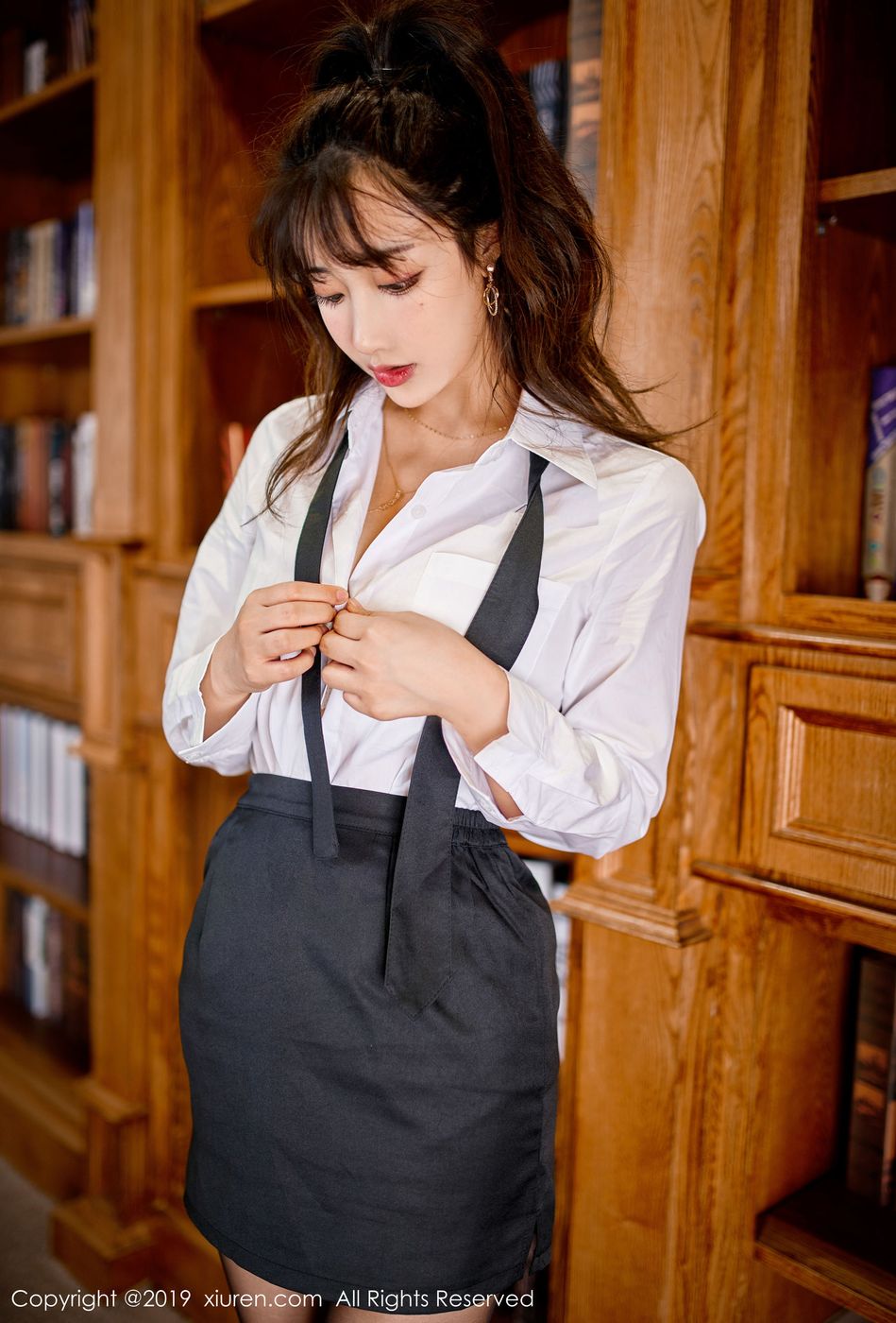美女模特Betty林子欣白衬衫与黑丝美腿女秘书装扮写真