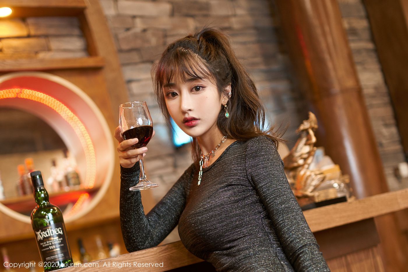 美女模特Betty林子欣酒吧丝袜主题私房魅惑写真