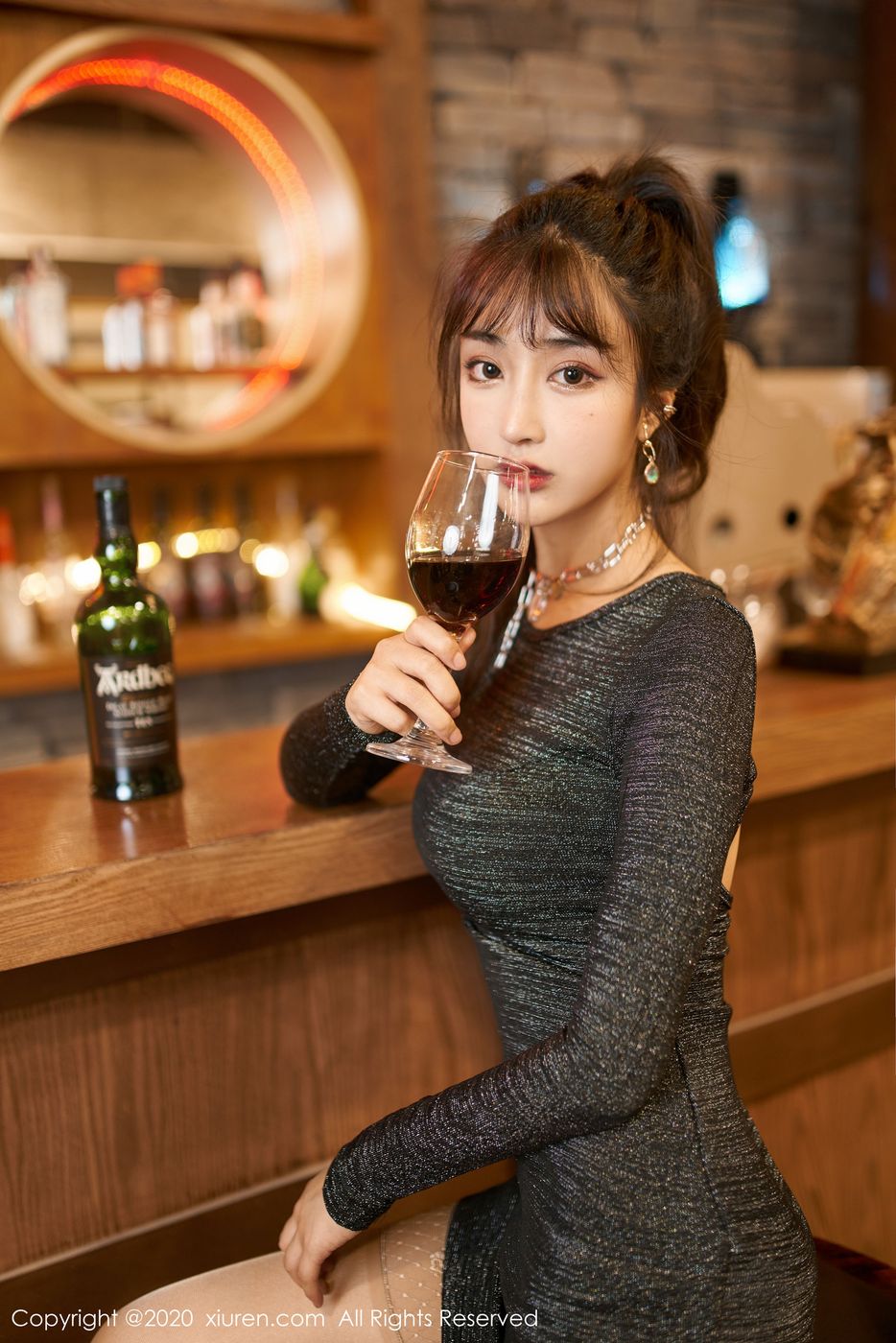 美女模特Betty林子欣酒吧丝袜主题私房魅惑写真