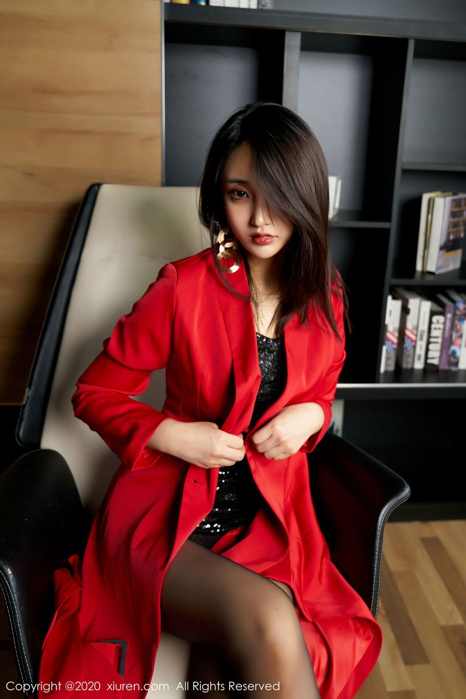 美女模特Betty林子欣黑丝美腿+总裁制服心愿旅拍