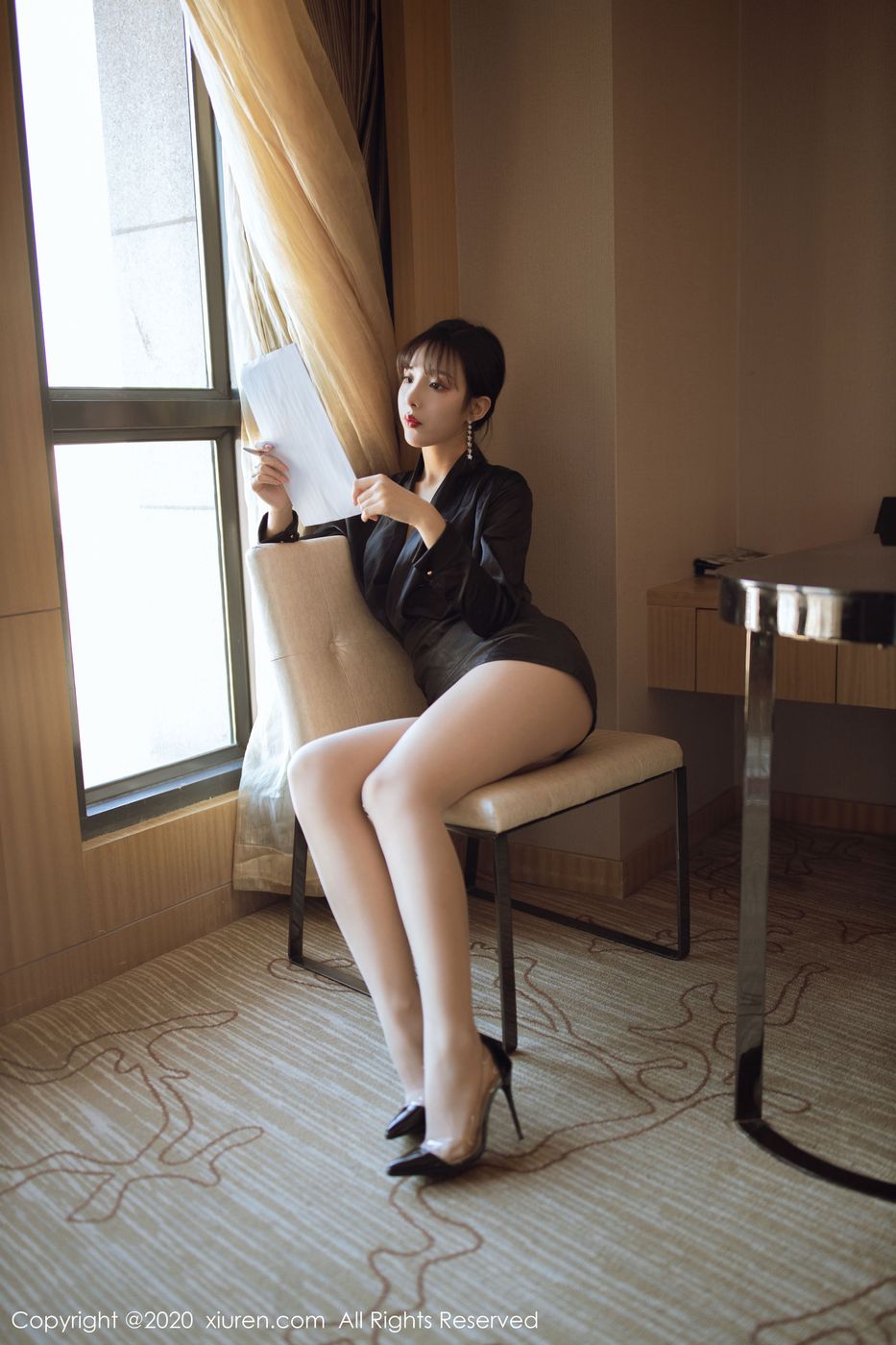 美女模特陈小喵黑皮短裙丝袜美腿女秘书装扮写真