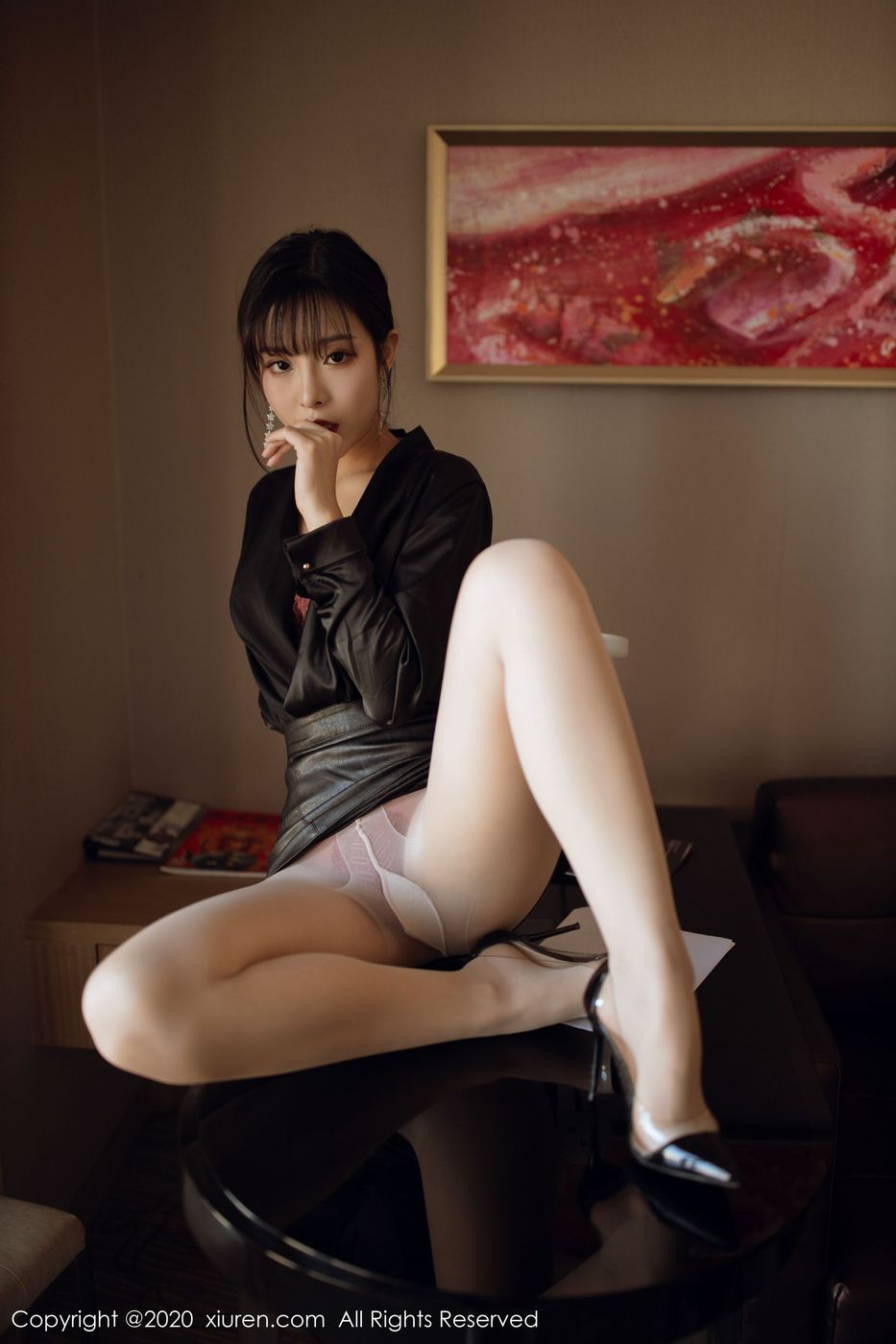 美女模特陈小喵黑皮短裙丝袜美腿女秘书装扮写真