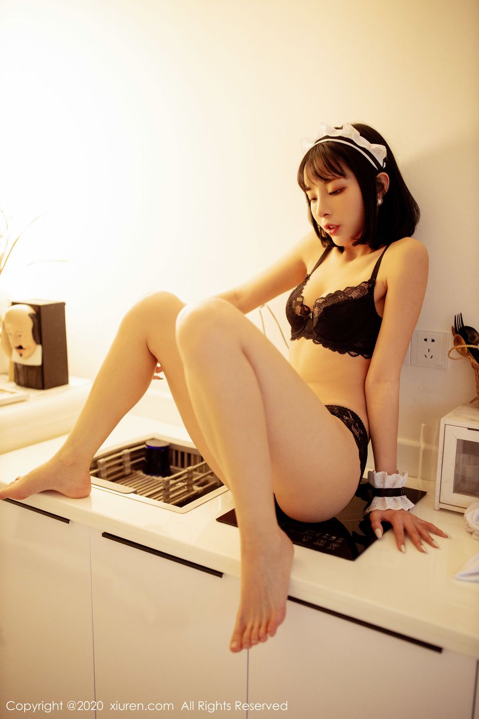 美女模特陈小喵情趣内衣女仆装扮私房写真