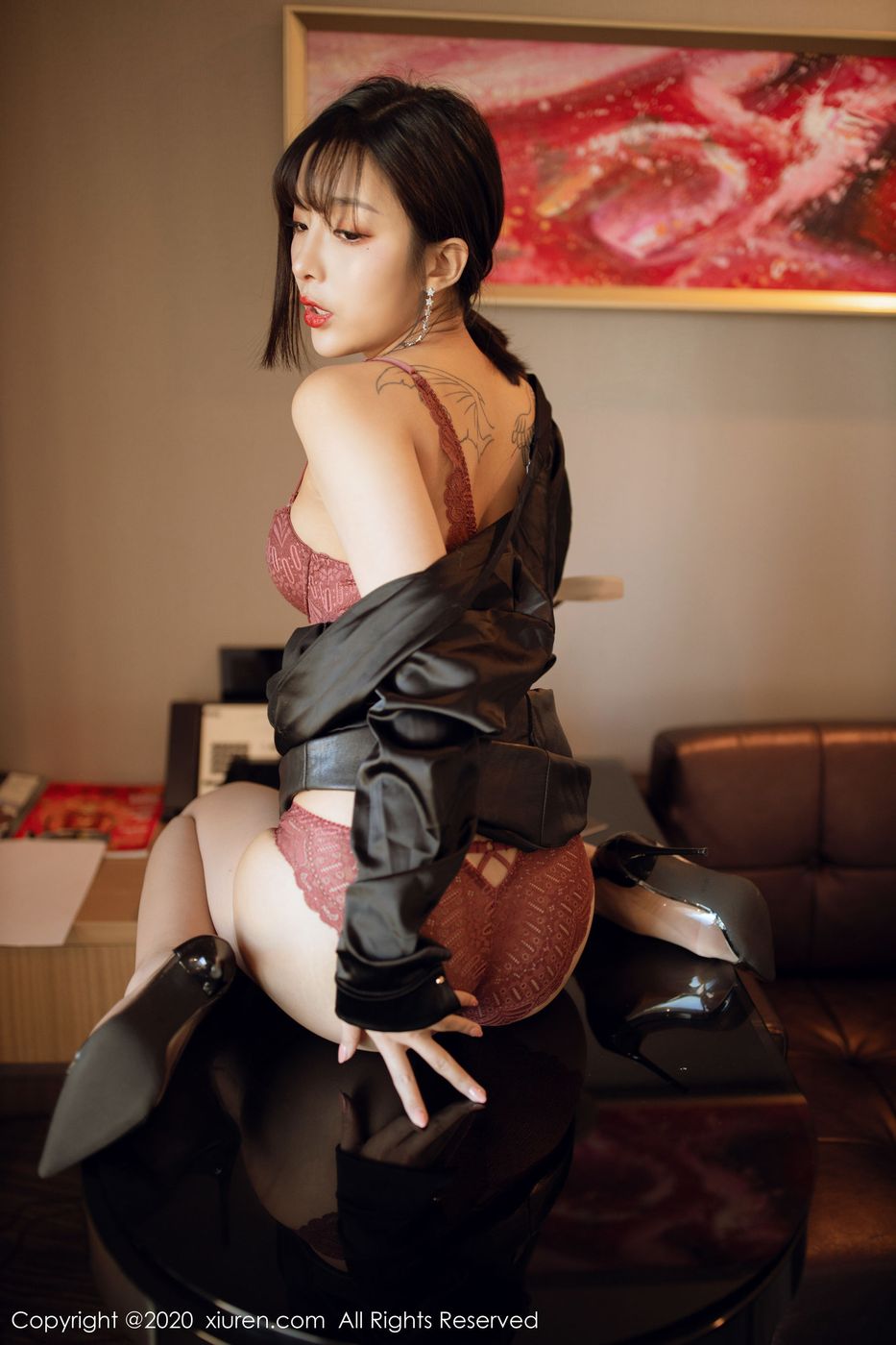 美女模特陈小喵黑皮短裙丝袜美腿女秘书装扮写真