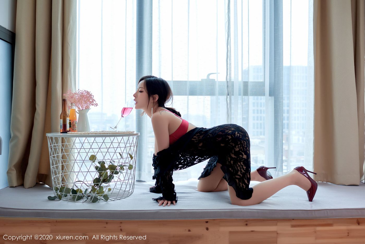 美女模特陈小喵《偶遇醉酒的女主》剧情性感写真