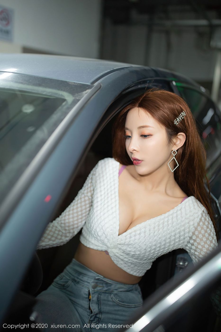美女模特陈小喵停车场牛仔裤与丝袜车拍系列写真