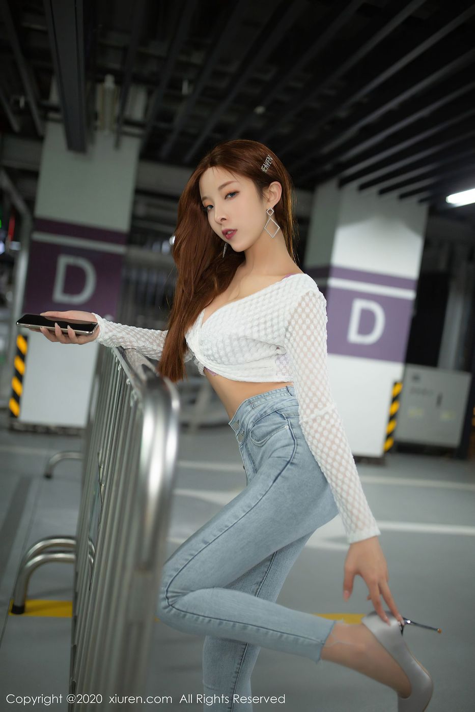 美女模特陈小喵停车场牛仔裤与丝袜车拍系列写真