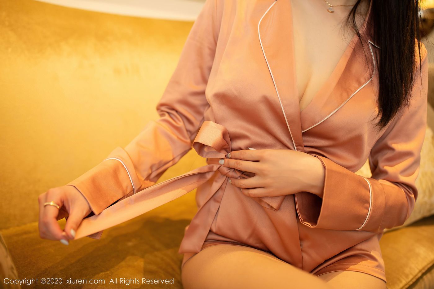 美女模特安然Maleah丝袜美腿香槟色睡衣主题写真