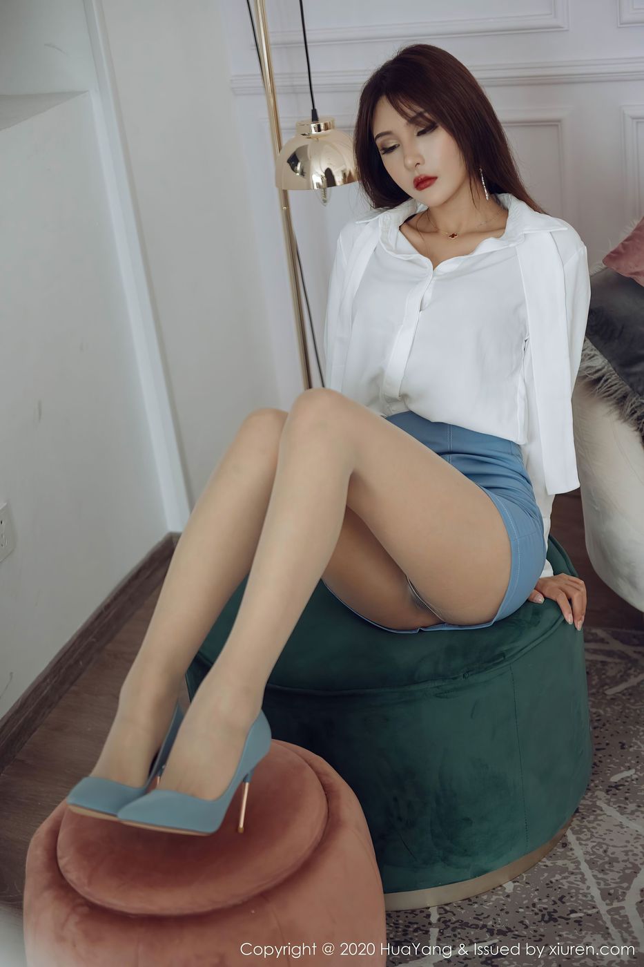 性感女神Emily顾奈奈白衬衫职场OL秘书装扮诱人写真