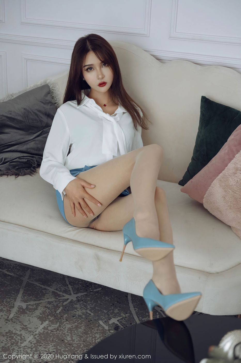 性感女神Emily顾奈奈白衬衫职场OL秘书装扮诱人写真