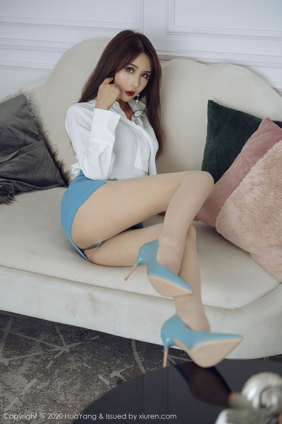 性感女神Emily顾奈奈白衬衫职场OL秘书装扮诱人写真