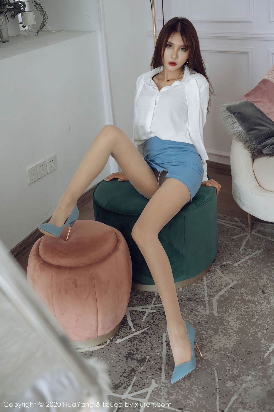 性感女神Emily顾奈奈白衬衫职场OL秘书装扮诱人写真
