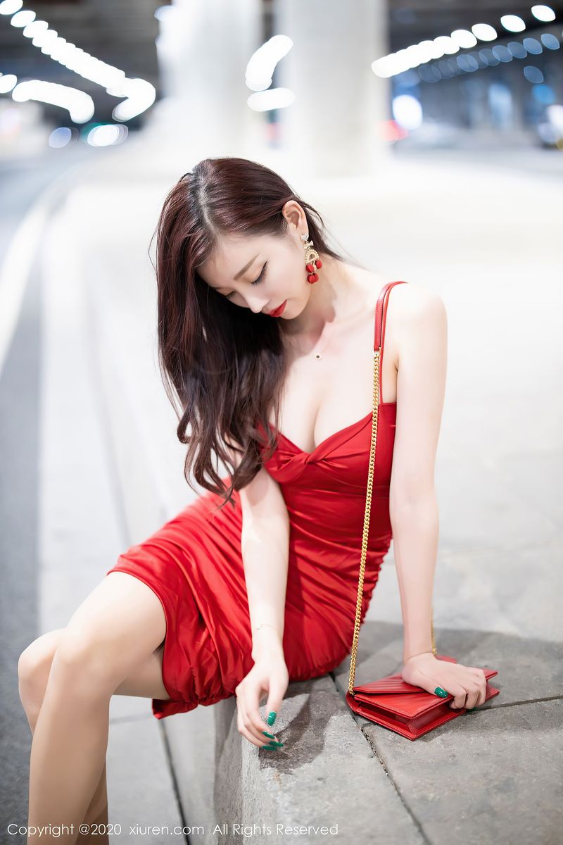 性感女神杨晨晨sugar - 鲜艳的猩红吊裙私房写真