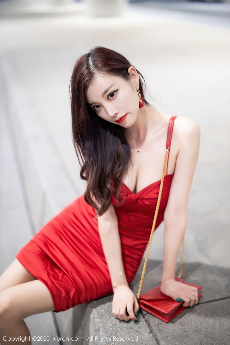 性感女神杨晨晨sugar - 鲜艳的猩红吊裙私房写真