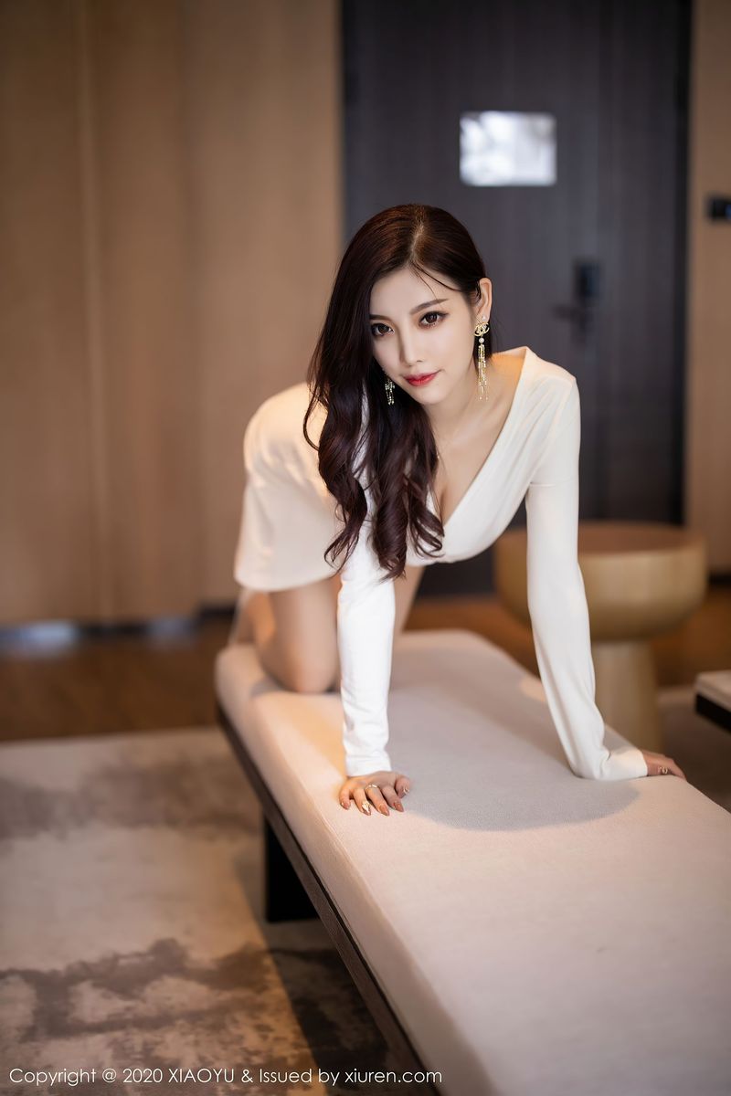 性感女神杨晨晨sugar - 白色礼裙&丝袜美腿朔旅拍