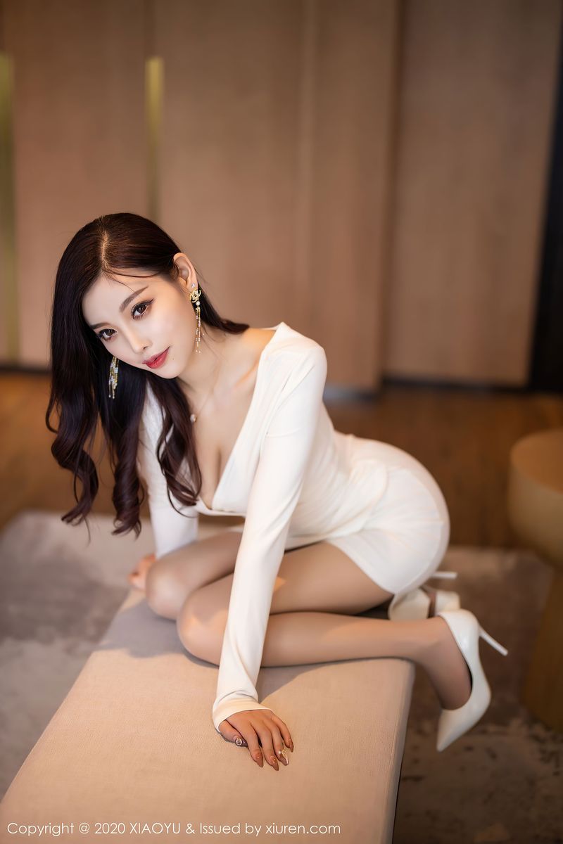 性感女神杨晨晨sugar - 白色礼裙&丝袜美腿朔旅拍