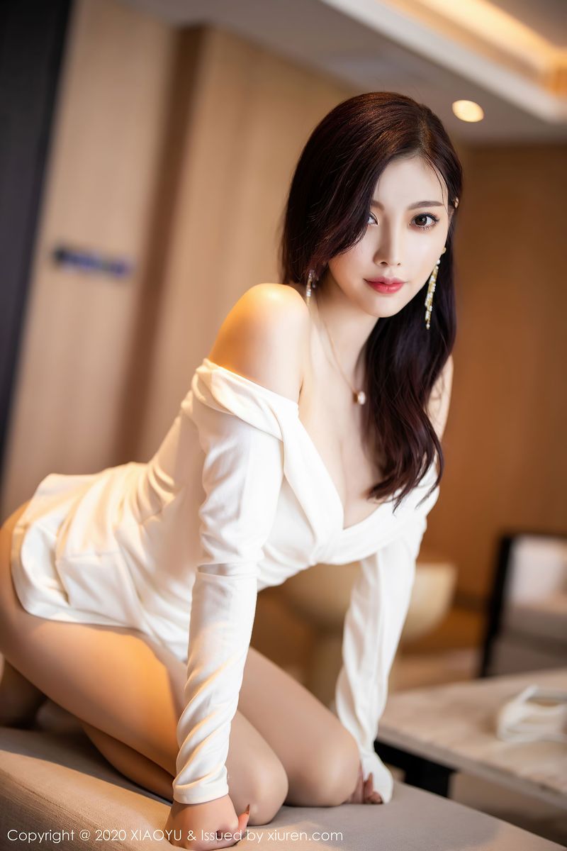 性感女神杨晨晨sugar - 白色礼裙&丝袜美腿朔旅拍