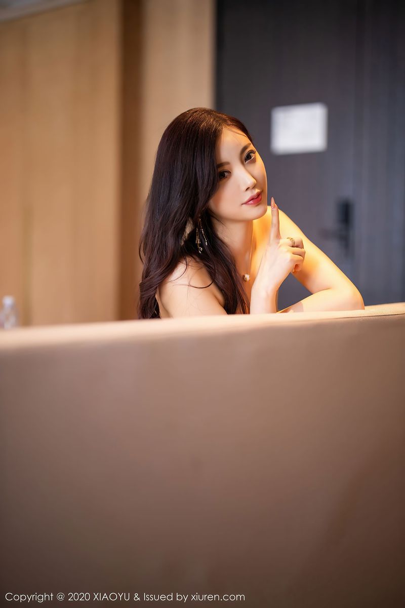 性感女神杨晨晨sugar - 白色礼裙&丝袜美腿朔旅拍