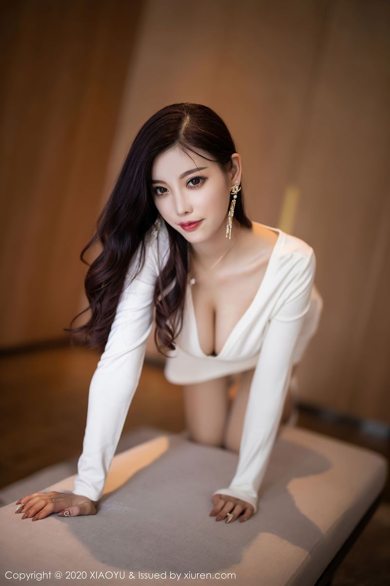 性感女神杨晨晨sugar - 白色礼裙&丝袜美腿朔旅拍