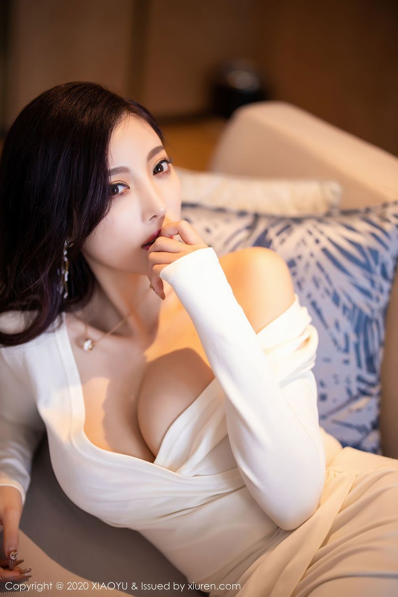 性感女神杨晨晨sugar - 白色礼裙&丝袜美腿朔旅拍