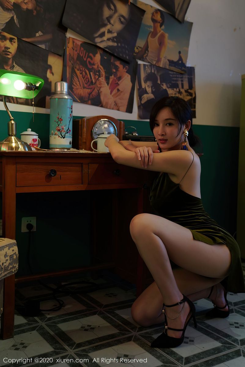 性感女神奶瓶土肥圆矮挫丑黑穷 - 吊带港姐系列私房写真
