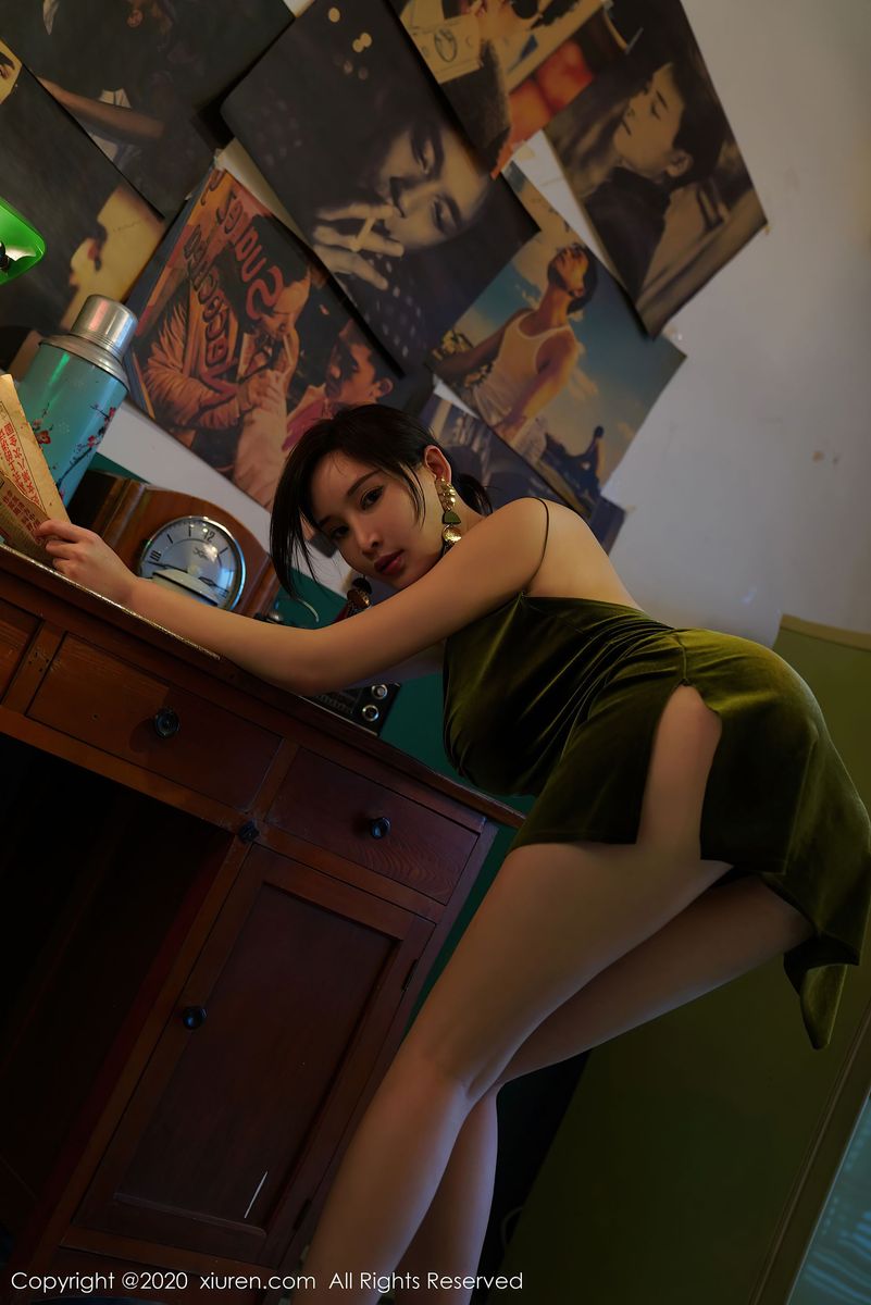 性感女神奶瓶土肥圆矮挫丑黑穷 - 吊带港姐系列私房写真