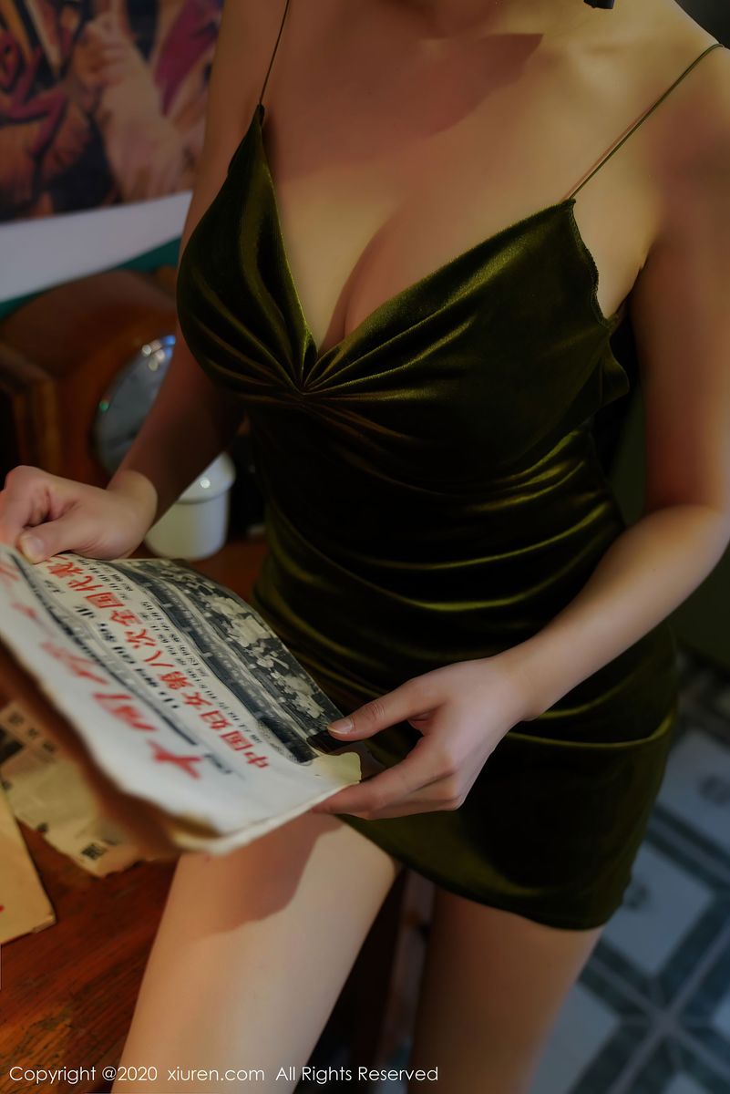性感女神奶瓶土肥圆矮挫丑黑穷 - 吊带港姐系列私房写真