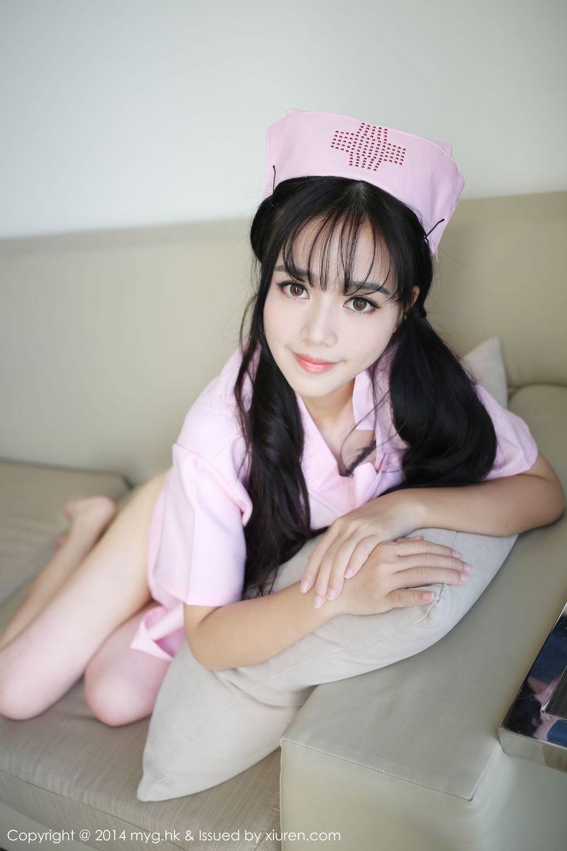 邻家女孩toro羽住小清新白色长裙护士制服写真