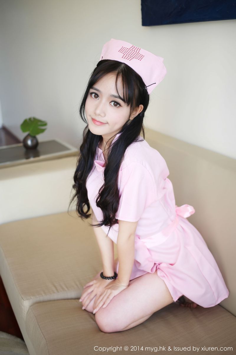 邻家女孩toro羽住小清新白色长裙护士制服写真