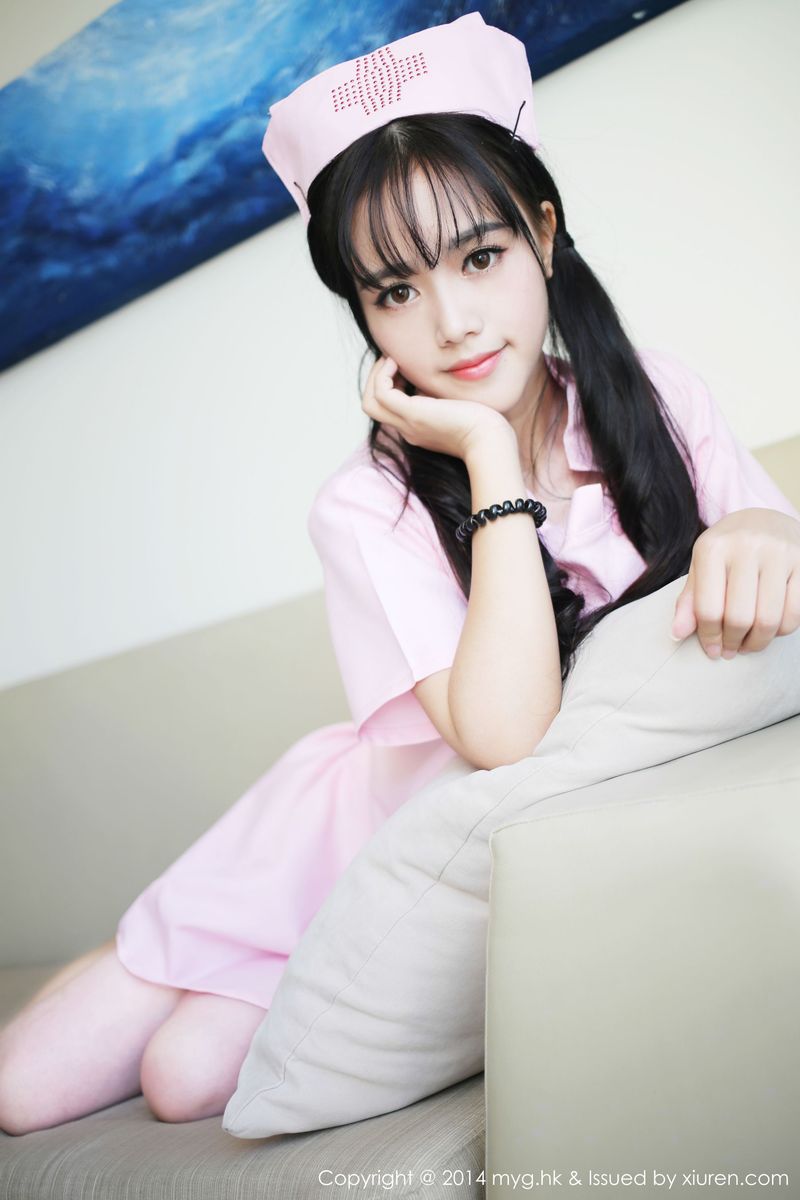 邻家女孩toro羽住小清新白色长裙护士制服写真