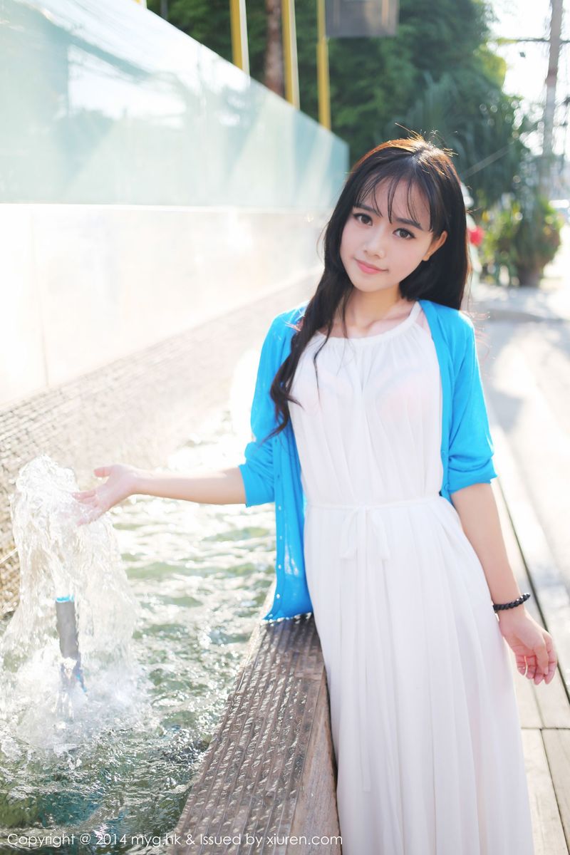 邻家女孩toro羽住小清新白色长裙护士制服写真