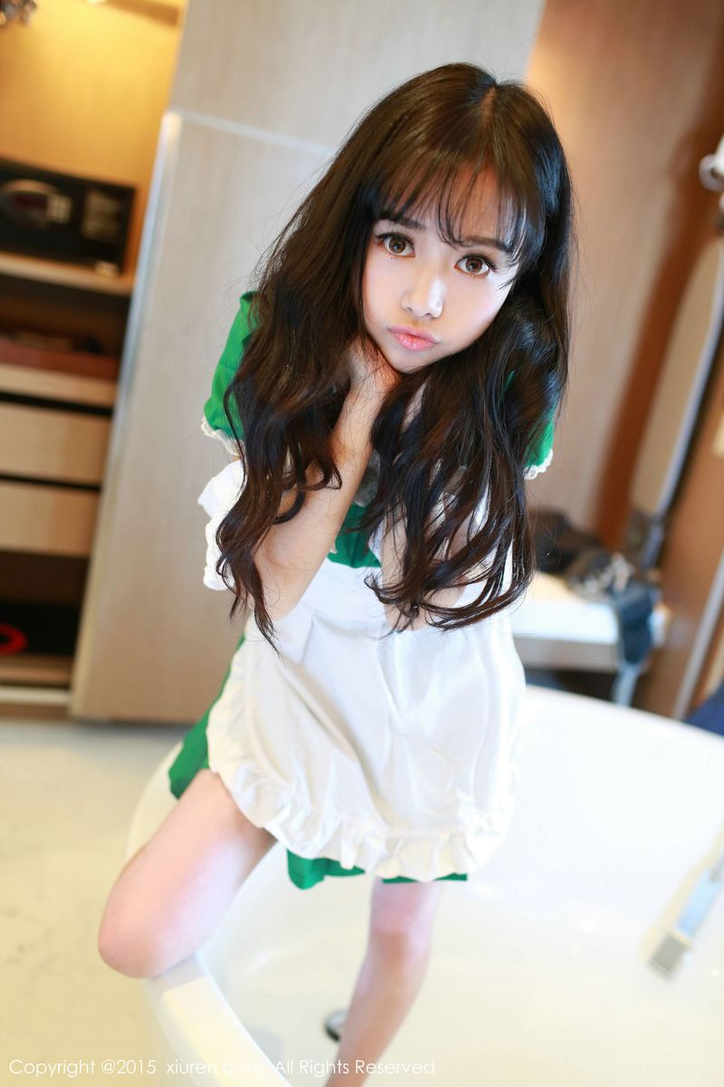 美女模特toro羽住绿色女仆制服系列泰国曼谷旅拍
