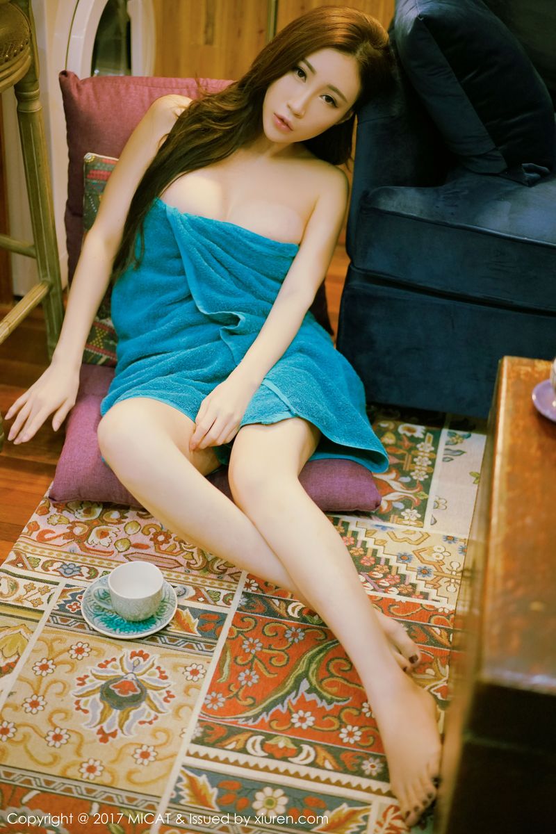 美女主播孙梦瑶V黑丝美腿蓝色浴袍首套写真