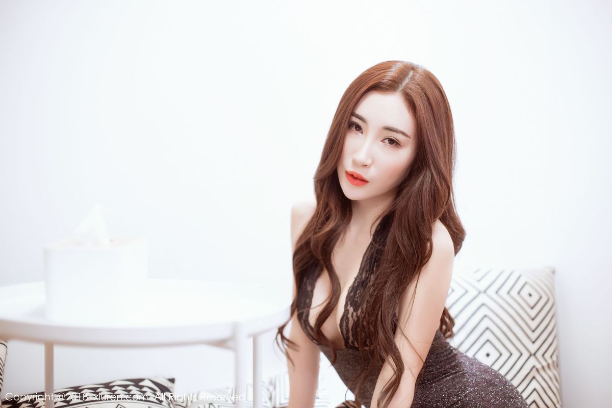 气质美女孙梦瑶V吊带丝质睡裙+修长美腿性感套图