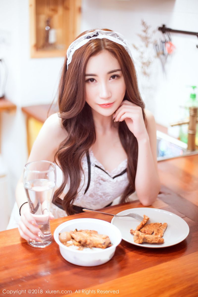 气质美女孙梦瑶V吊带丝质睡裙+修长美腿性感套图