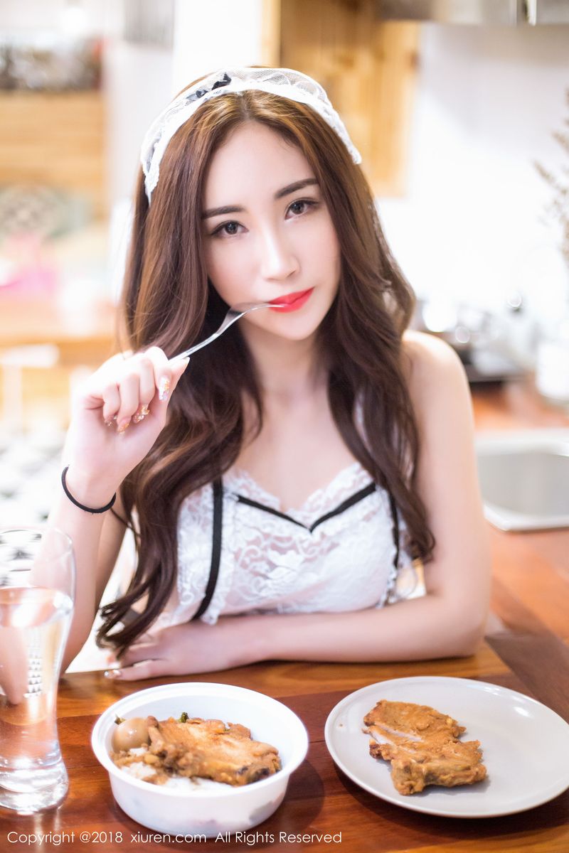 气质美女孙梦瑶V吊带丝质睡裙+修长美腿性感套图