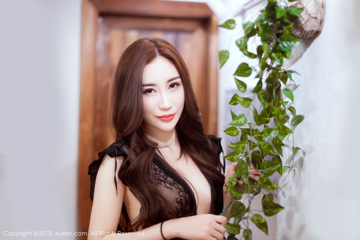 气质美女孙梦瑶V吊带丝质睡裙+修长美腿性感套图