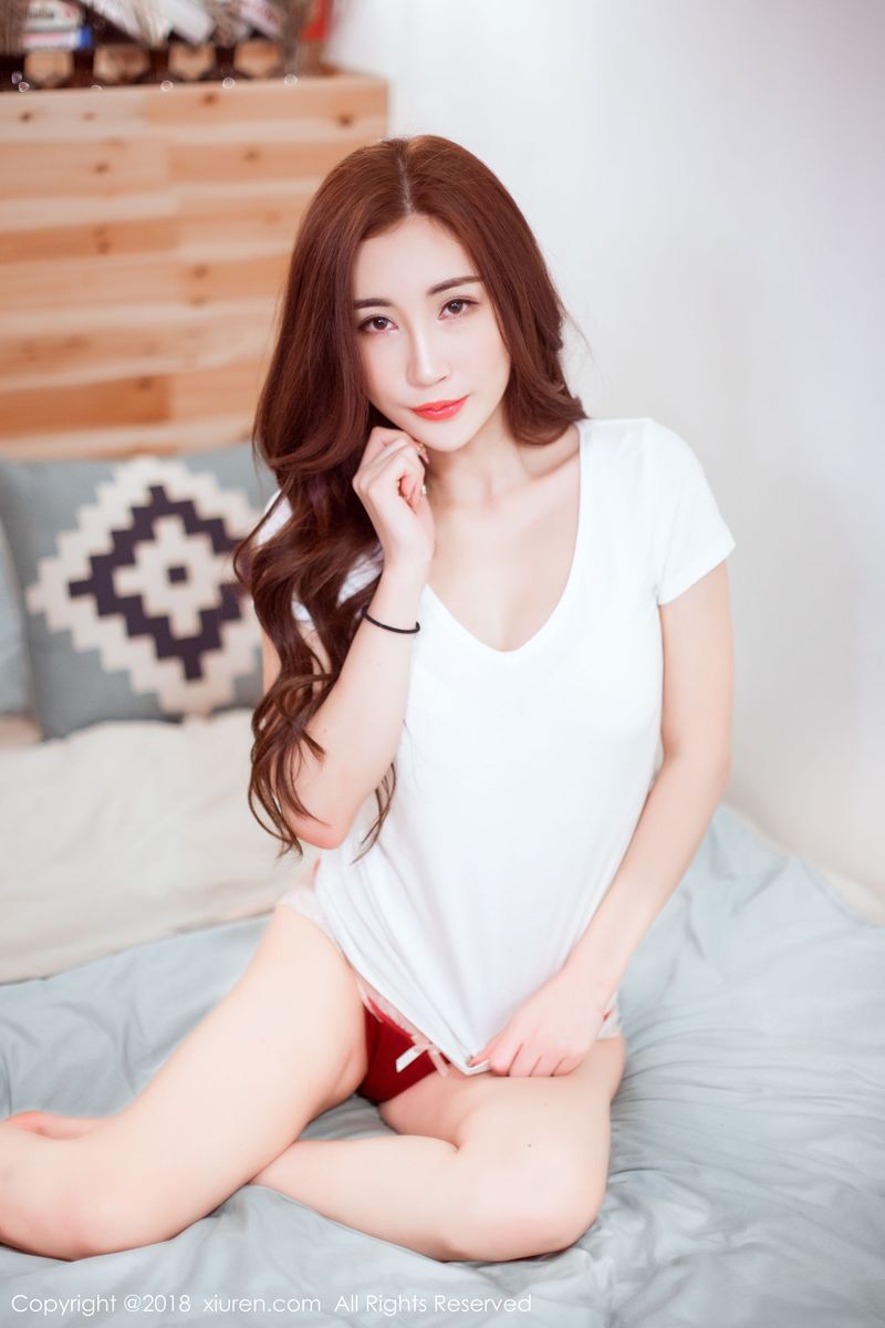 气质美女孙梦瑶V吊带丝质睡裙+修长美腿性感套图