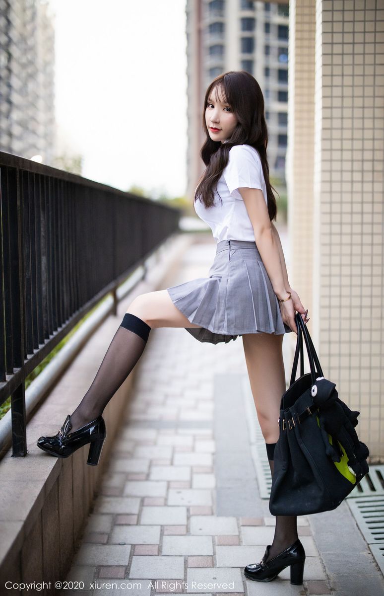 性感女神周于希Sandy黑丝吊袜&学生装系列户外实拍