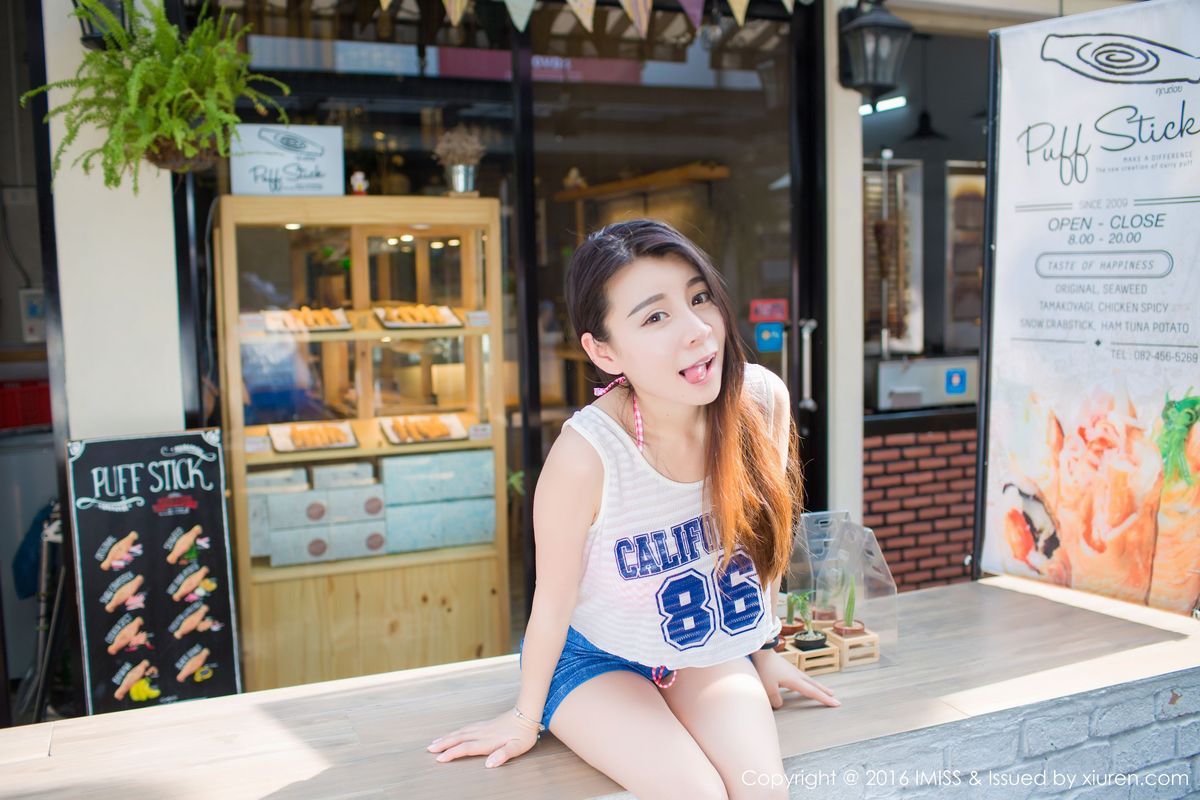 美女模特vetiver嘉宝贝儿牛仔热裤+内衣诱惑清新街拍