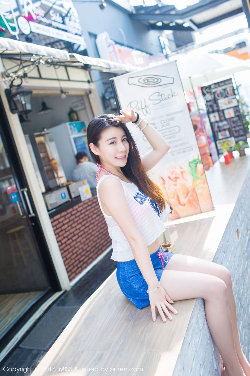 美女模特vetiver嘉宝贝儿牛仔热裤+内衣诱惑清新街拍
