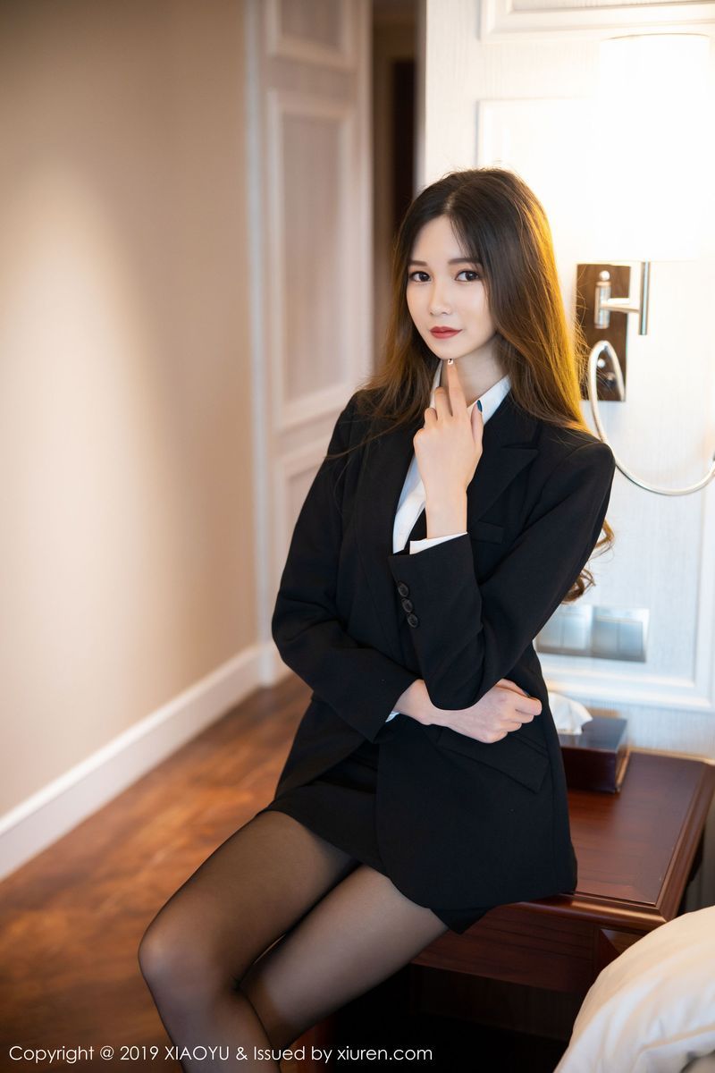 新人模特程程程黑丝美腿职业秘书OL装扮首套写真