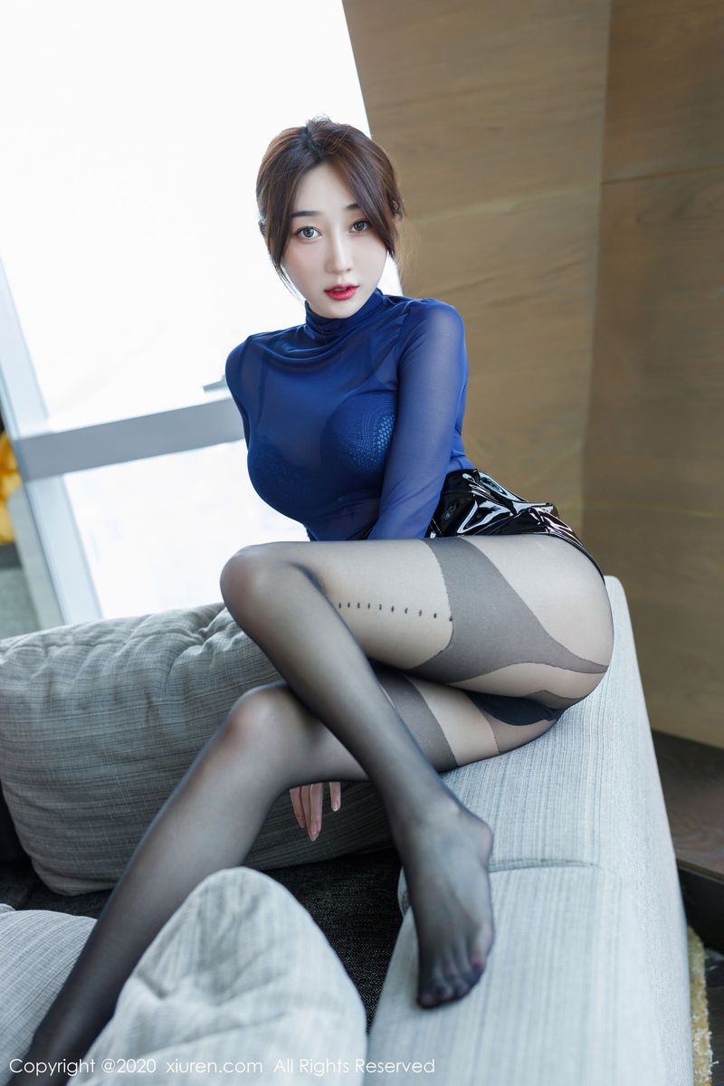 美女模特九月生飒爽短裙&黑丝美腿极致写真