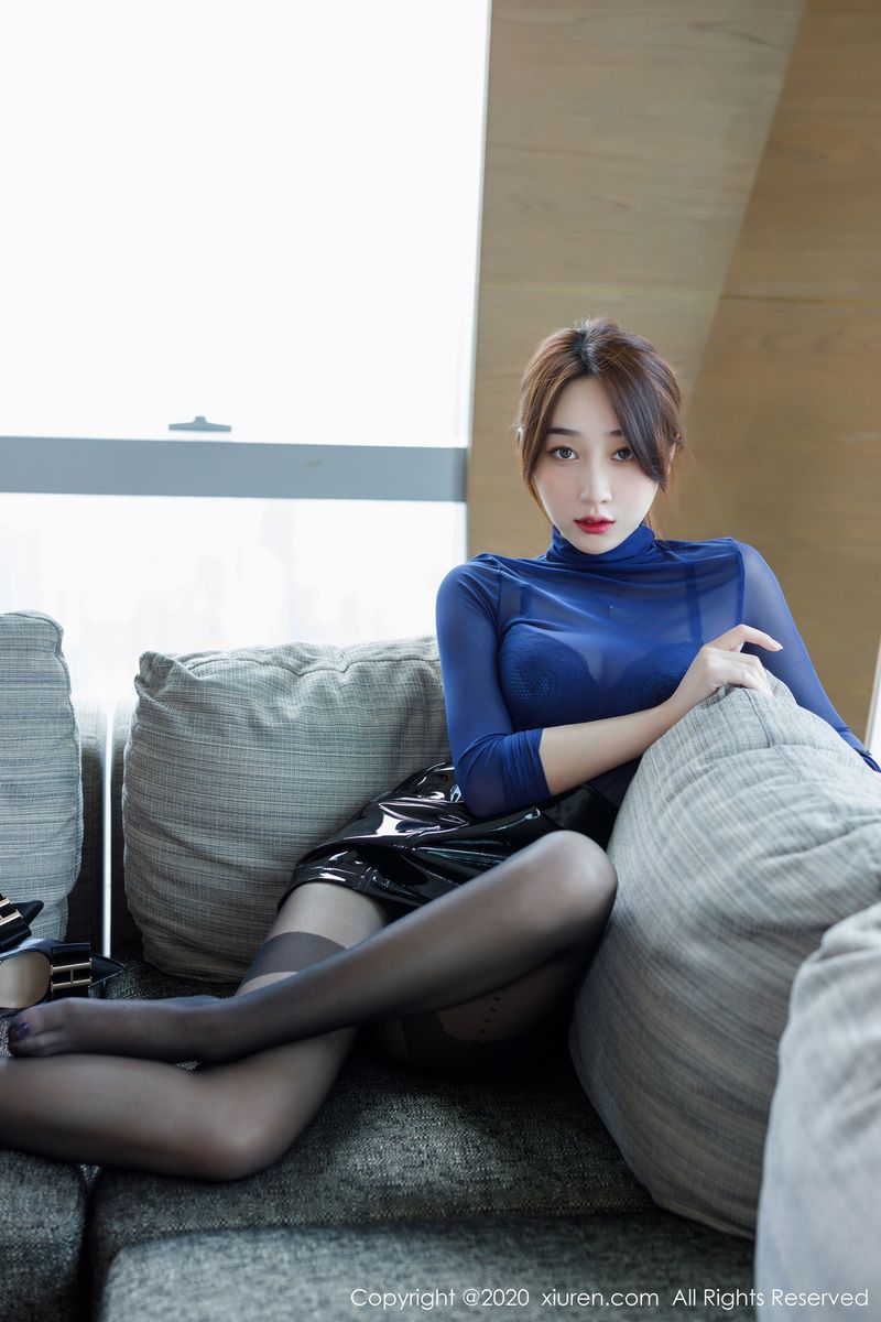 美女模特九月生飒爽短裙&黑丝美腿极致写真
