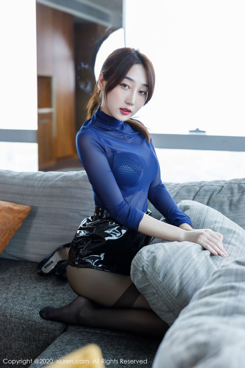 美女模特九月生飒爽短裙&黑丝美腿极致写真
