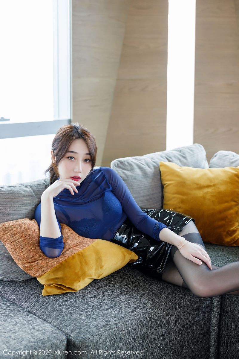 美女模特九月生飒爽短裙&黑丝美腿极致写真