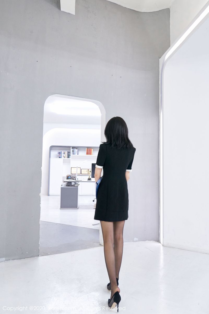 美女模特九月生黑丝美腿职场秘书系列心愿旅拍