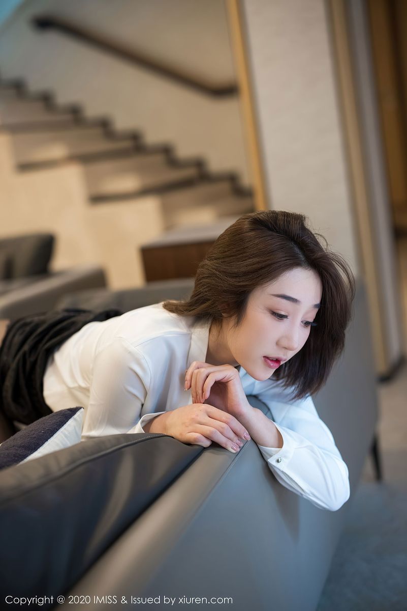 美女模特九月生白衬衫黑短裙职场OL制服系列写真