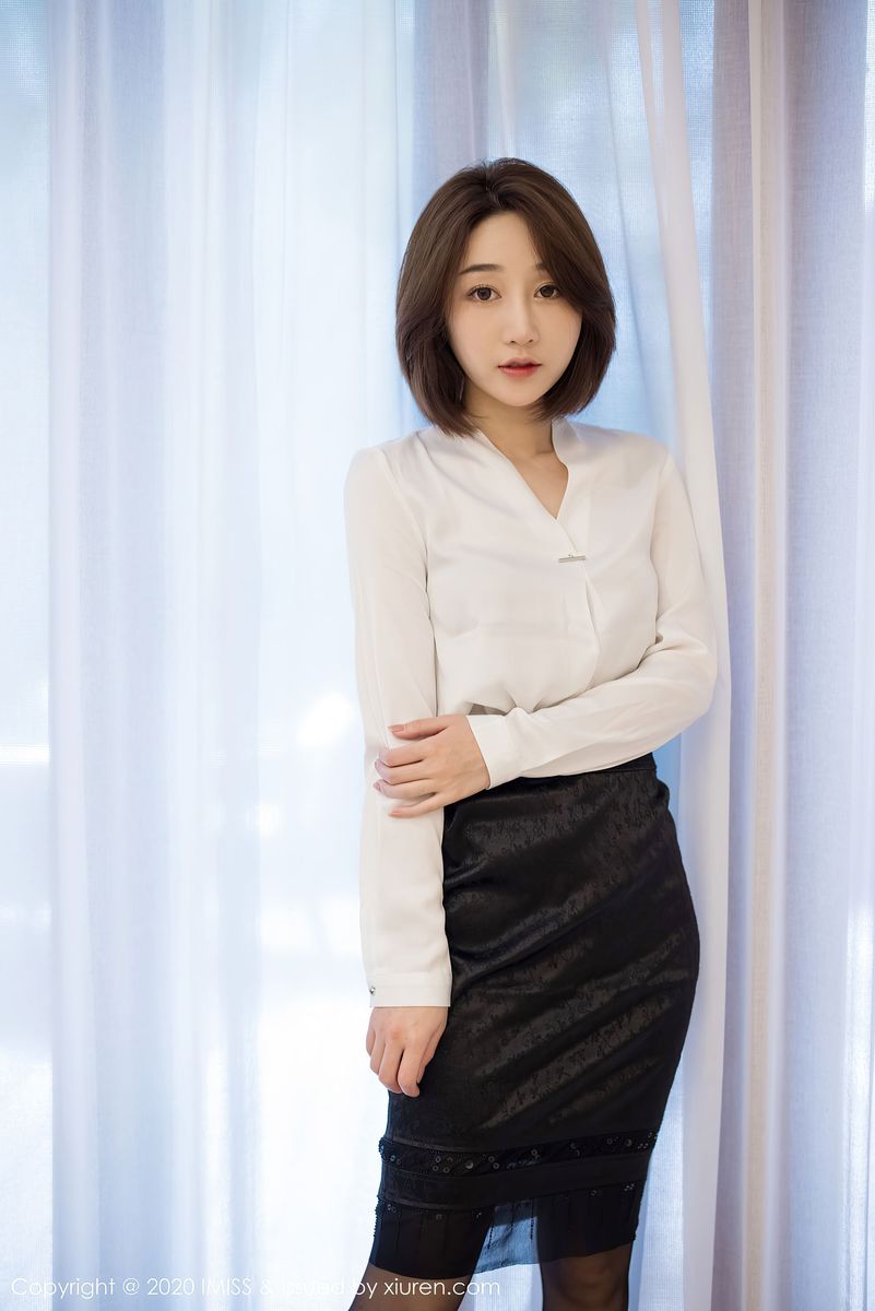 美女模特九月生白衬衫黑短裙职场OL制服系列写真